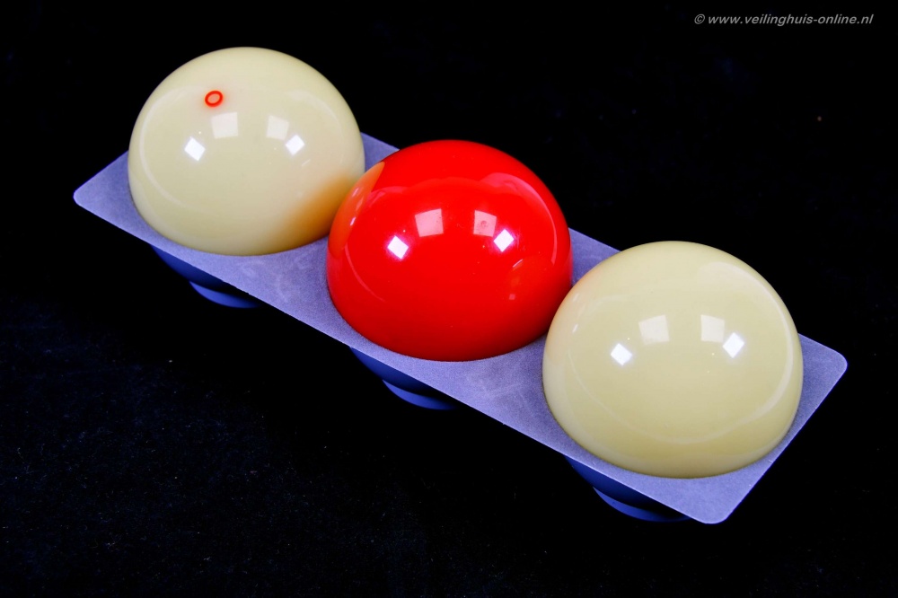 Biljartballen En Een Stok Op Een Groene Tafel Biljartballen Geïsoleerd